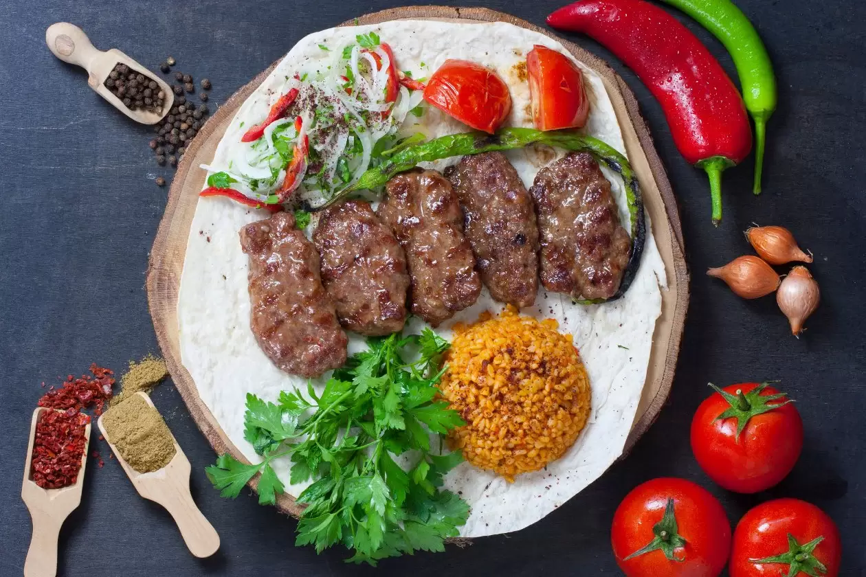 Köfteyle baharat iyi gider